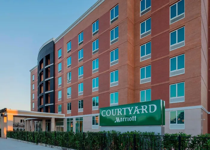 Courtyard By Marriott New York Queens/Fresh Meadows